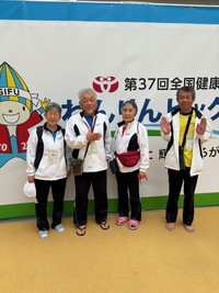 水泳に出場した岡山県選手団（右から2番目が土井さん）
提供：岡山県