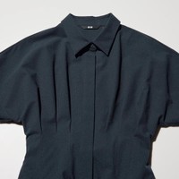 フロントのタックで華やかに見せるシャツワンピース。襟付きで、きちんとした印象。