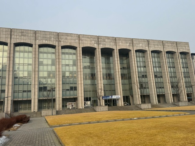 しゃふさんがいつも自習している図書館。アカデミックな雰囲気が伝わってきます（しゃふさんXより）