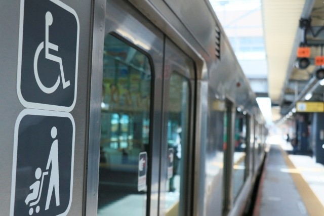 妊娠中や出産後、電車だけではなく公共の場で理不尽な経験が増えたという（photoACより「フイル」さん撮影、イメージ画像）