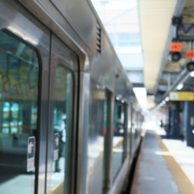 妊娠中や出産後、電車だけではなく公共の場で理不尽な経験が増えたという（photoACより「フイル」さん撮影、イメージ画像）