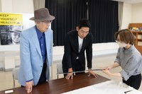八名信夫さんが日本刀を寄贈（備前長船刀剣博物館提供）