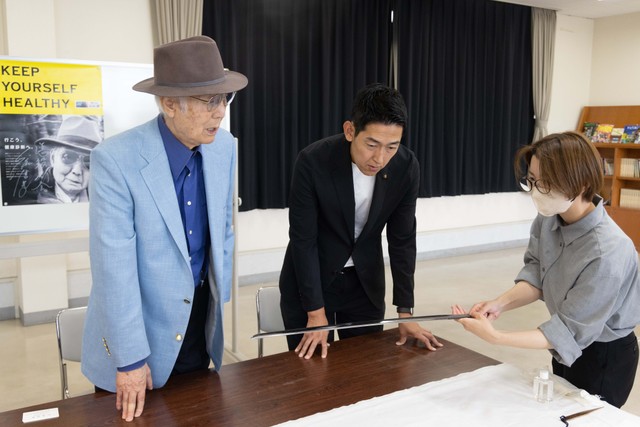八名信夫さんが日本刀を寄贈（備前長船刀剣博物館提供）
