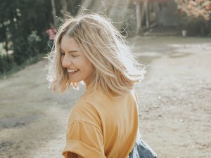 高校時代の「ムダ毛事件」で顔を真っ赤にした彼女は、私の命綱だった