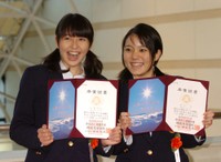 卒業証書を手に笑顔の長澤まさみ（左）と鈴木杏＝2006年