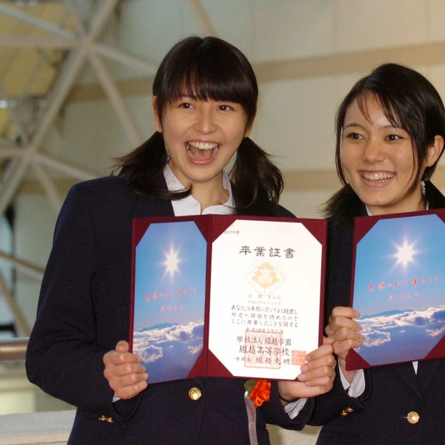 卒業証書を手に笑顔の長澤まさみ（左）と鈴木杏＝2006年