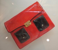 『カーネーション』の直子（川崎亜沙美）と優子（新山千春）が奪い合った赤いバッグ。糸子（尾野真千子）が「お化け」と称する奇抜なファッションに身を包んだ直子が岸和田に帰郷した際に持っていたクラッチバッグ仕様（肩紐がない）