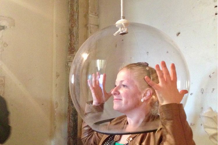 作品「戦争の果汁」では頭をカプセルに入れて嗅ぐ仕様にした