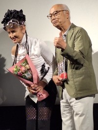 日本初の本格アクション女優として一時代を築いた志穂美悦子（左）とポーズを取る東映の元宣伝部長・福永邦昭氏＝都内の目黒シネマ
