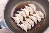 テフロン加工のフライパン、寿命をもう少しだけ延ばしたい…※画像はイメージです（varts/stock.adobe.com）