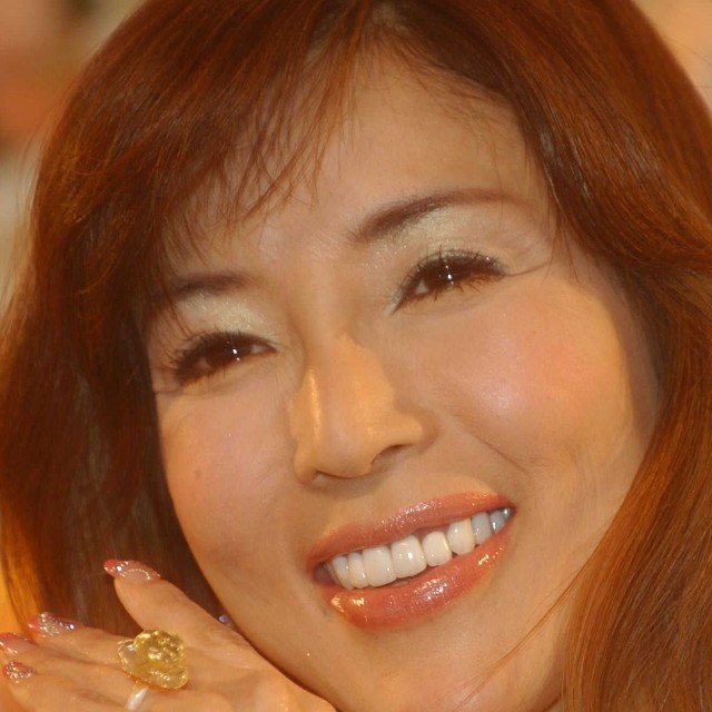 鎧塚俊彦氏が作った飴細工の婚約指輪を手に笑顔を見せる川島なお美さん＝2007年