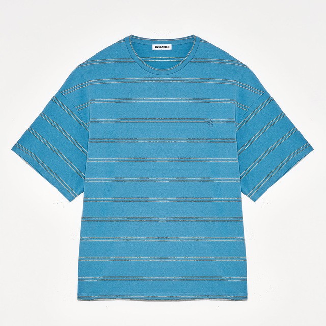 清爽な地中海ブルーが夏気分を盛り上げる、<br>ジル サンダーのTシャツ。