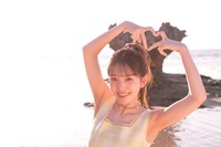 桜井えま1st写真集「あざと未満」（撮影：木村智哉、宝島社）
