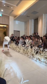 連続バク転の最中の新郎／たくまさん（@oya_taku0714）提供