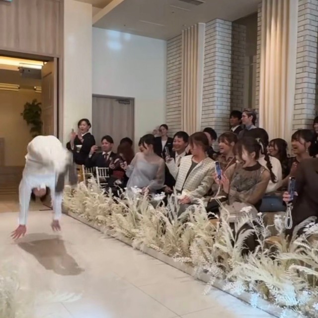 連続バク転の最中の新郎／たくまさん（@oya_taku0714）提供