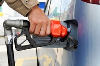 車を運転する際はこまめな給油を心がけよう※画像はイメージです（PhotoAC）