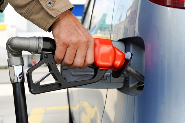 車を運転する際はこまめな給油を心がけよう※画像はイメージです（PhotoAC）