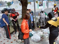 ポイ捨て過料が導入された以降のゴミ拾い活動（スミレンジャーZさん提供）
