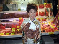 カニを手にする中村美律子＝2008年