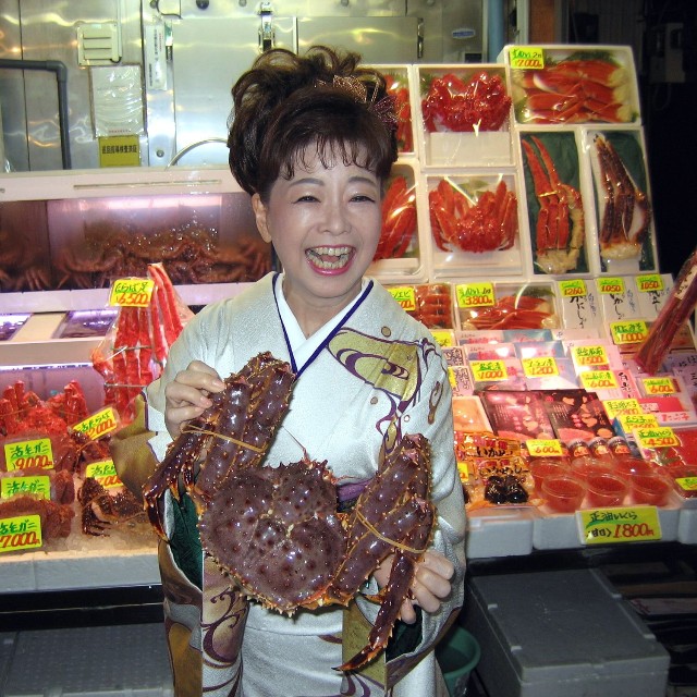カニを手にする中村美律子＝2008年
