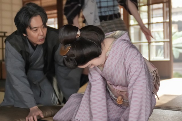 トキは立ちくらみを起こしてしまう　（C）NHK