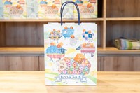 紙袋のイメージも岸本氏がプロデュースする