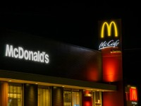 「マックカフェ（McCafé）」の看板が併設されたマクドナルド　※画像はイメージです（Kana Design Image／stock.adobe.com）