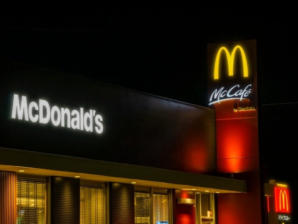 「マックカフェ（McCafé）」の看板が併設されたマクドナルド　※画像はイメージです（Kana Design Image／stock.adobe.com）