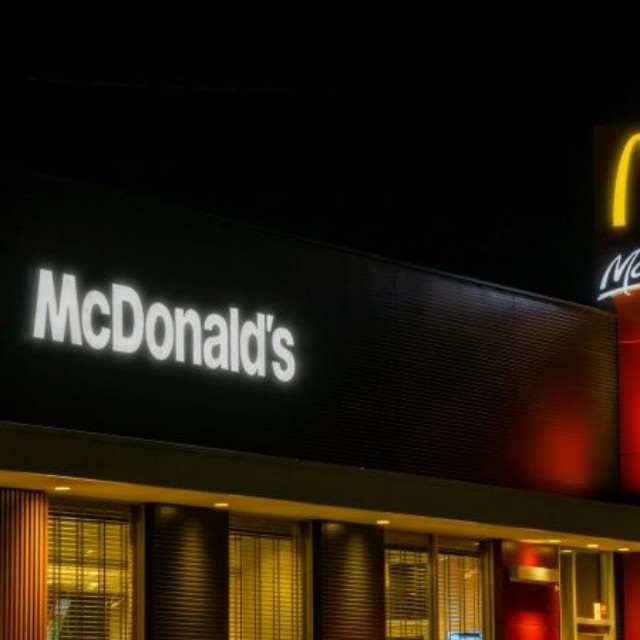 「マックカフェ（McCafé）」の看板が併設されたマクドナルド　※画像はイメージです（Kana Design Image／stock.adobe.com）