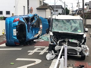 乗用車横転し軽乗用車に衝突　乗用車運転の８７歳男性が重体に　宮城・名取市