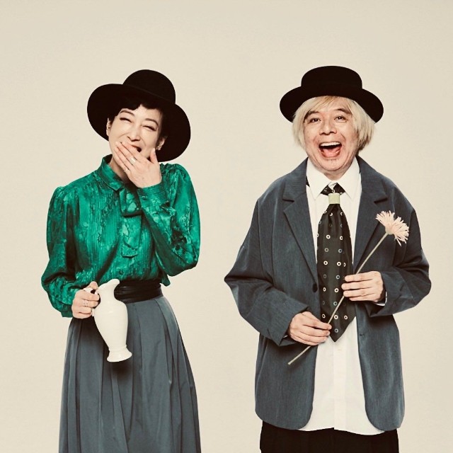 ケラリーノ・サンドロヴィッチさん（右）と、俳優の緒川たまきさん。ケラさん「今日は17回目の結婚記念日。緒川さんいつもありがとう」（本人のX、3月6日の投稿から）