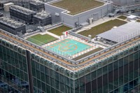 緊急時に救急ヘリのホバリングのみ許可されているRマーク