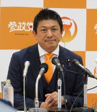 会見する参政党・神谷宗幣代表