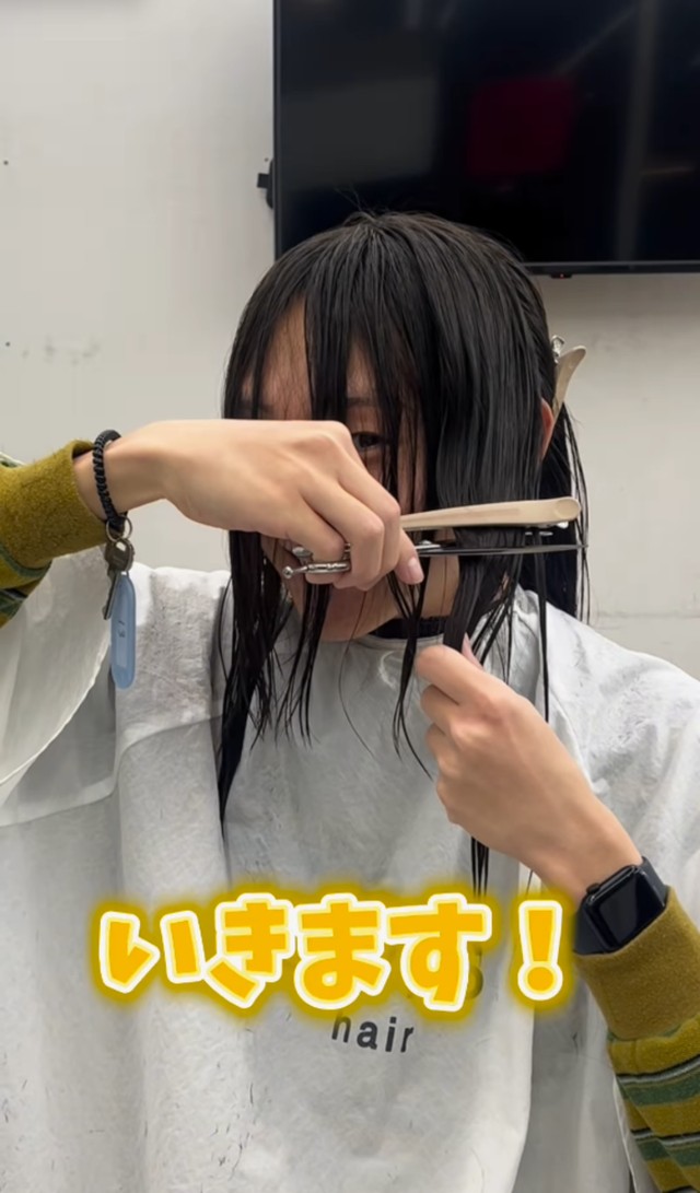 長年伸ばしたロングヘアをカットする男性/ sakiさん（@lipps_saki）提供