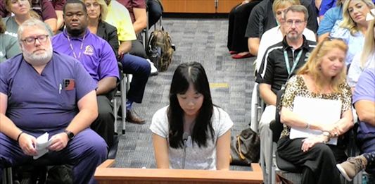 地域の集まりで意見を述べるグレース・ディンさん（本人提供）