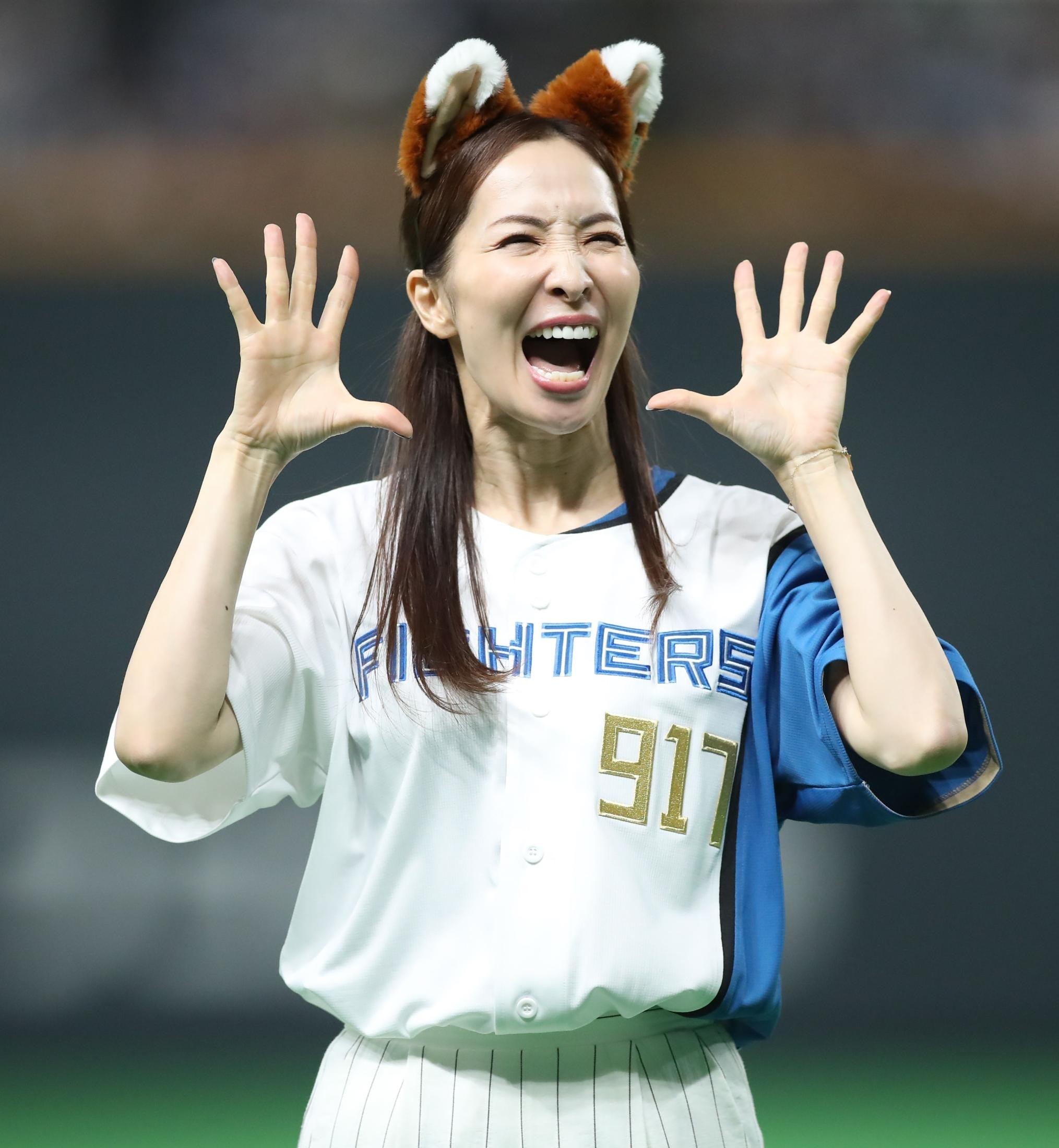 正規取扱店 BBM 始球式カード 真飛聖 きつねダンス プロ野球 女優 