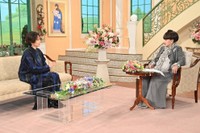 「徹子の部屋」に出演する鈴木砂羽（左）と司会の黒柳徹子＝テレビ朝日提供