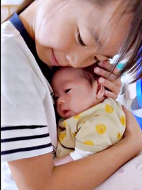 生まれたばかりの妹を抱っこするお姉ちゃん（画像提供：はげちゃびん一族の日常さん）