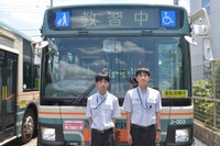 西武バスに１９歳運転士２人がデビュー（西武バス提供）