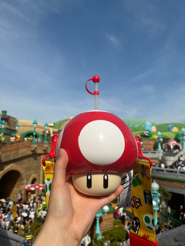 【ビフォー】USJで購入したスーパーキノコのドリンクボトル。傘を外すと…／こゆきさん（@koyuki._.0803）提供