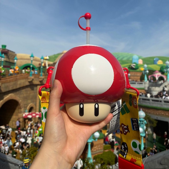 【ビフォー】USJで購入したスーパーキノコのドリンクボトル。傘を外すと…／こゆきさん（@koyuki._.0803）提供
