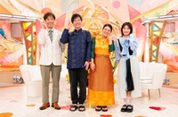 MCの藤井隆さん、井上咲楽さんにはさまれ、新婚さんも「いらっしゃい」ポーズ©ABCテレビ