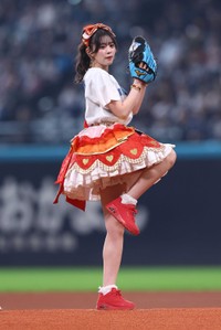 ファーストピッチセレモニーで投球する超ときめき♡宣伝部・坂井仁香