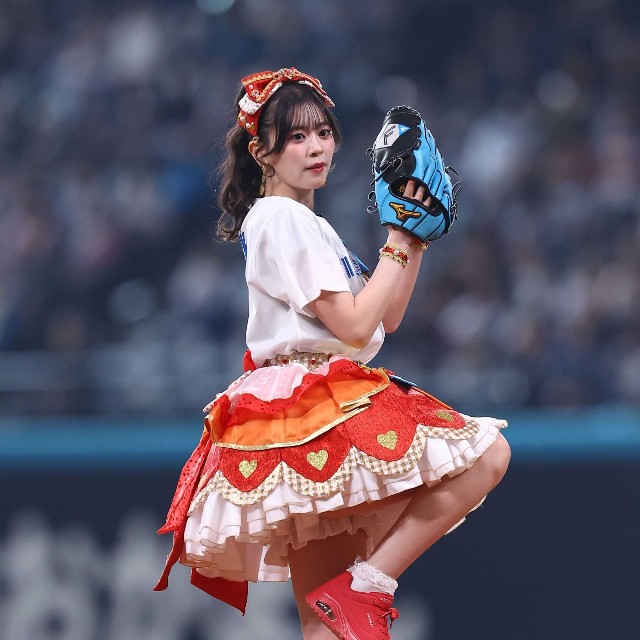 ファーストピッチセレモニーで投球する超ときめき♡宣伝部・坂井仁香