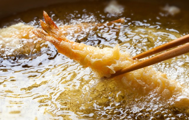 「小麦粉＋マヨネーズ＋冷水」でカラッとサクサクの天ぷらが作れます※画像はイメージです（Paylessimages/stock.adobe.com）
