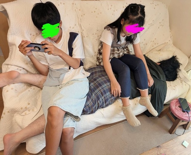 お父さんの上に座る中学1年生の男の子と小学6年生の女の子（ちえさん提供）