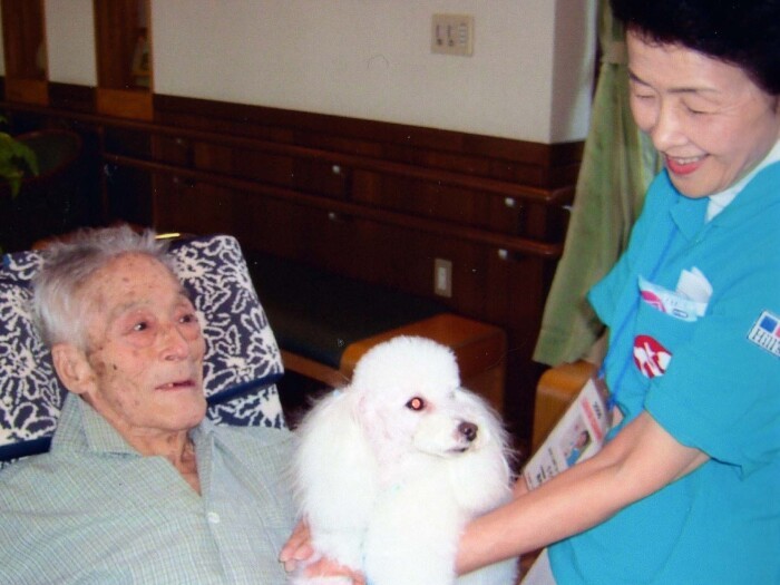 日本で初めてアニマルセラピーを高齢者のリハビリに導入した信愛病院で。2000 年以降、作業療法士が遊びやお世話の活動を取り入れたプログラムを行っている（柴内先生提供）