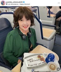 ANA国際線の機内でサプライズを受けた「ピンクの電話」清水よし子さん（本人の公式インスタグラムから）