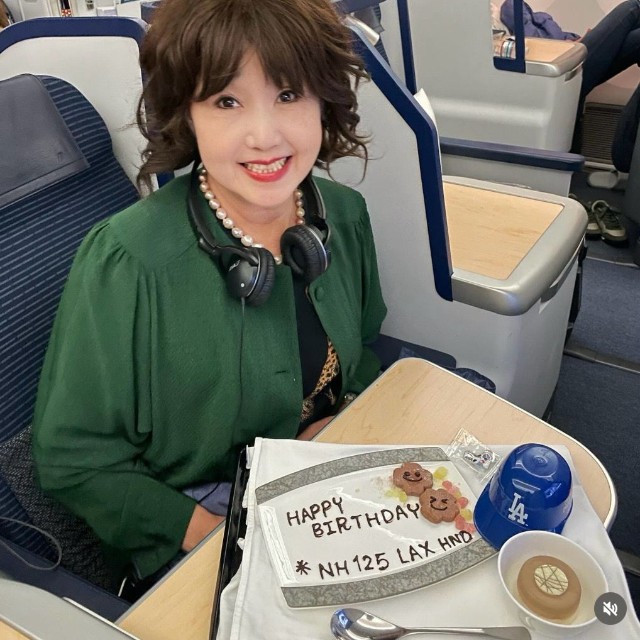ANA国際線の機内でサプライズを受けた「ピンクの電話」清水よし子さん（本人の公式インスタグラムから）