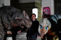 東京国立博物館・浅見龍介副館長に噛みつくティラノサウルス（左）